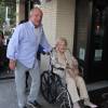James Caan avec sa mère de 100 ans à Beverly Hills, Los Angeles, le 25 juin 2015.