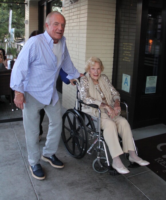 James Caan avec sa mère de 100 ans à Beverly Hills, Los Angeles, le 25 juin 2015.