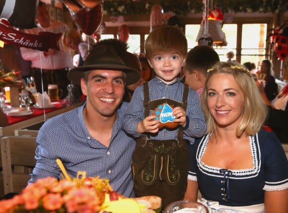 Philipp Lahm, sa femme Claudia et leur fils Julian lors de l'Oktoberfest à Munich, le 30 septembre 2015.