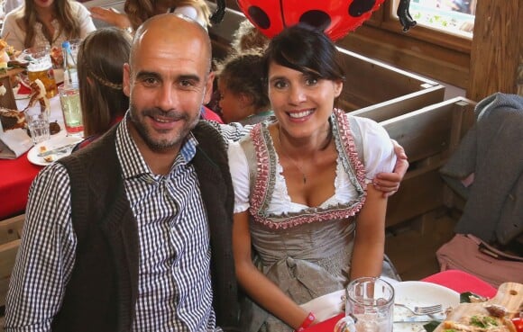 Pep Guardiola et sa femme Cristina lors de l'Oktoberfest à Munich, le 30 septembre 2015.