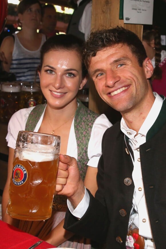 Thomas Müller et sa femme Lisa lors de l'Oktoberfest à Munich, le 30 septembre 2015.