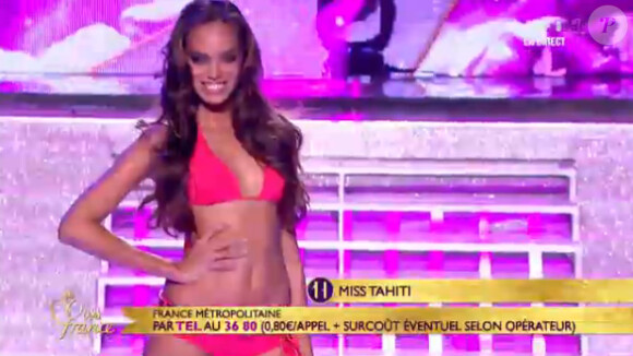 Miss Tahiti lors du défilé en bikini en hommage à Ursula Andress lors de l'élection de Miss France 2013 le samedi 8 décembre 2012 sur TF1 en direct de Limoges