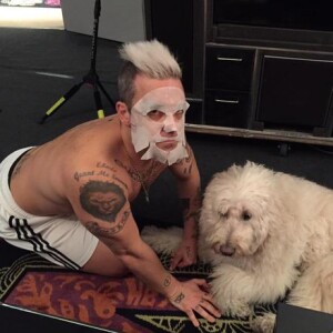 Robbie Williams fait un soin du visage avec son chien Spencer / photo postée sur le compte Twitter de Spencer.