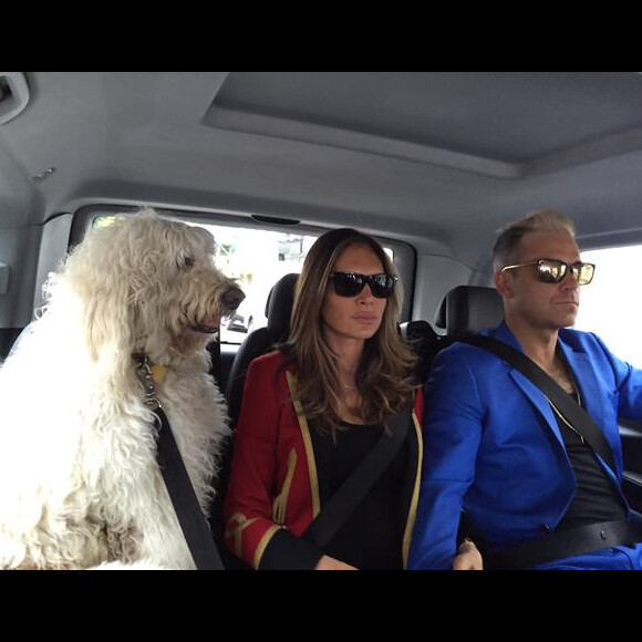Robbie Williams, sa femme Ayda et leur chien / photo postée sur le compte Twitter de Spencer.