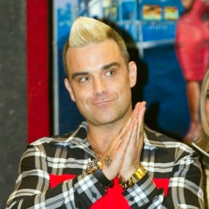 Robbie Williams - Vente aux enchères caritative des objets de Robbie Williams au profit du Donna Louise Children's Hospice chez Bonhams à Londres le 15 juillet 2015