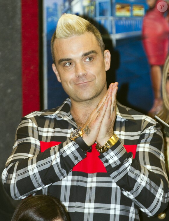 Robbie Williams - Vente aux enchères caritative des objets de Robbie Williams au profit du Donna Louise Children's Hospice chez Bonhams à Londres le 15 juillet 2015