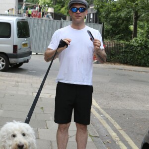 Exclusif - Robbie Williams promène son chien à Londres le 27 mai 2015.