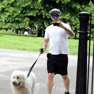 Exclusif - Robbie Williams promène son chien à Londres le 27 mai 2015.