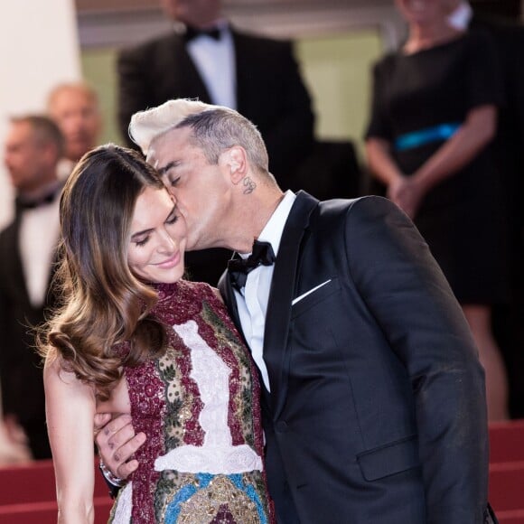 Robbie Williams et sa femme Ayda Field (bisou) - Montée des marches du film "The Sea of Trees" (La Forêt des Songes) lors du 68 ème Festival International du Film de Cannes, à Cannes le 16 mai 2015.