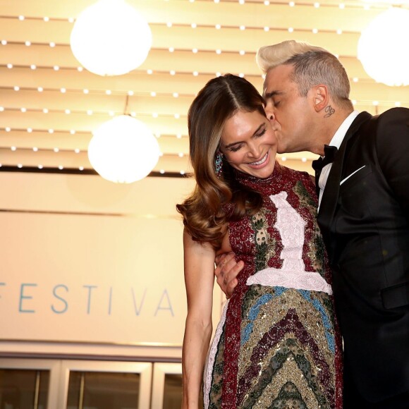 Robbie Williams et sa femme Ayda Field (bisou) - Montée des marches du film "The Sea of Trees" (La Forêt des Songes) lors du 68 ème Festival International du Film de Cannes, à Cannes le 16 mai 2015.