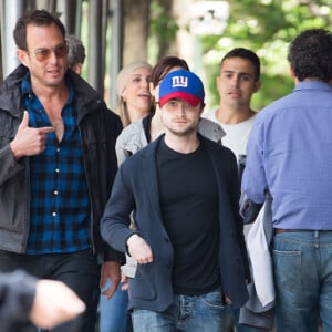 Daniel Radcliffe et sa compagne Erin Darke se promènent avec Will Arnett à New York, le 5 juin 2015.