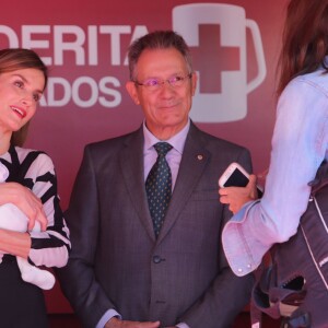 La reine Letizia d'Espagne tenait un stand de la Croix-Rouge espagnole sur la Carrera de San Jeronimo à Madrid le 2 octobre 2015 pour la Fiesta de la Banderita, la journée annuelle de solidarité en faveur de l'organisme.