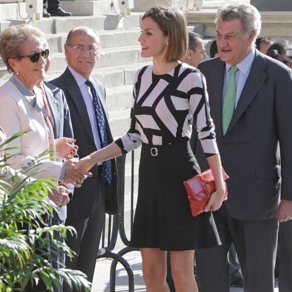 La reine Letizia d'Espagne tenait un stand de la Croix-Rouge espagnole sur la Carrera de San Jeronimo à Madrid le 2 octobre 2015 pour la Fiesta de la Banderita, la journée annuelle de solidarité en faveur de l'organisme.