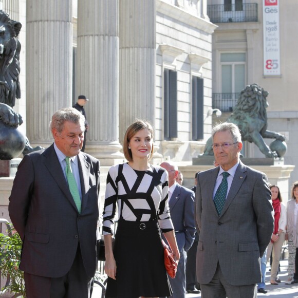 La reine Letizia d'Espagne tenait un stand de la Croix-Rouge espagnole sur la Carrera de San Jeronimo à Madrid le 2 octobre 2015 pour la Fiesta de la Banderita, la journée annuelle de solidarité en faveur de l'organisme.