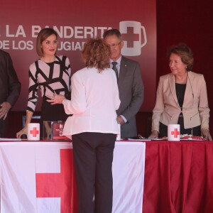 La reine Letizia d'Espagne tenait un stand de la Croix-Rouge espagnole sur la Carrera de San Jeronimo à Madrid le 2 octobre 2015 pour la Fiesta de la Banderita, la journée annuelle de solidarité en faveur de l'organisme.