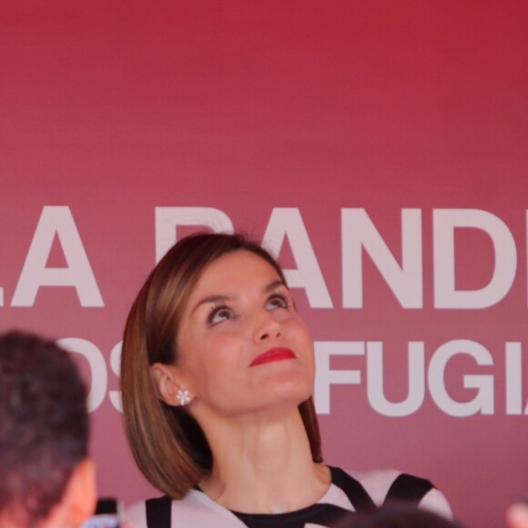 La reine Letizia d'Espagne tenait un stand de la Croix-Rouge espagnole sur la Carrera de San Jeronimo à Madrid le 2 octobre 2015 pour la Fiesta de la Banderita, la journée annuelle de solidarité en faveur de l'organisme.