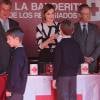 La reine Letizia d'Espagne tenait un stand de la Croix-Rouge espagnole sur la Carrera de San Jeronimo à Madrid le 2 octobre 2015 pour la Fiesta de la Banderita, la journée annuelle de solidarité en faveur de l'organisme.