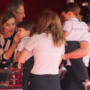 La reine Letizia d'Espagne tenait un stand de la Croix-Rouge espagnole sur la Carrera de San Jeronimo à Madrid le 2 octobre 2015 pour la Fiesta de la Banderita, la journée annuelle de solidarité en faveur de l'organisme.