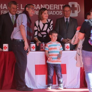 La reine Letizia d'Espagne tenait un stand de la Croix-Rouge espagnole sur la Carrera de San Jeronimo à Madrid le 2 octobre 2015 pour la Fiesta de la Banderita, la journée annuelle de solidarité en faveur de l'organisme.