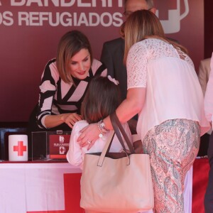 La reine Letizia d'Espagne tenait un stand de la Croix-Rouge espagnole sur la Carrera de San Jeronimo à Madrid le 2 octobre 2015 pour la Fiesta de la Banderita, la journée annuelle de solidarité en faveur de l'organisme.