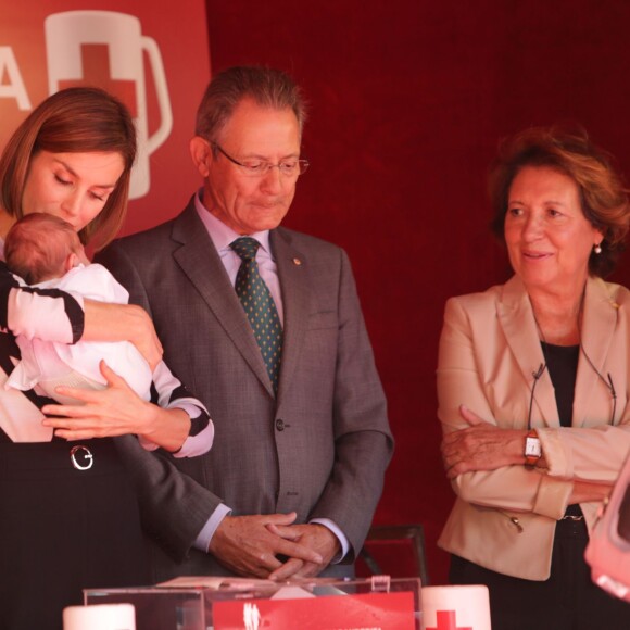 La reine Letizia d'Espagne tenait un stand de la Croix-Rouge espagnole sur la Carrera de San Jeronimo à Madrid le 2 octobre 2015 pour la Fiesta de la Banderita, la journée annuelle de solidarité en faveur de l'organisme.