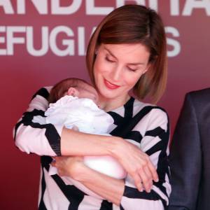 La reine Letizia d'Espagne tenait un stand de la Croix-Rouge espagnole sur la Carrera de San Jeronimo à Madrid le 2 octobre 2015 pour la Fiesta de la Banderita, la journée annuelle de solidarité en faveur de l'organisme.