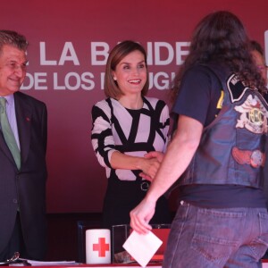 La reine Letizia d'Espagne tenait un stand de la Croix-Rouge espagnole sur la Carrera de San Jeronimo à Madrid le 2 octobre 2015 pour la Fiesta de la Banderita, la journée annuelle de solidarité en faveur de l'organisme.