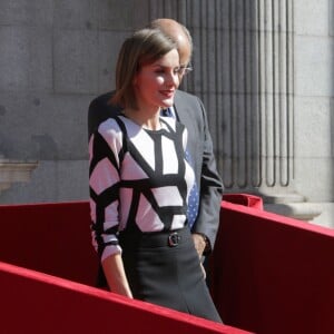 La reine Letizia d'Espagne tenait un stand de la Croix-Rouge espagnole sur la Carrera de San Jeronimo à Madrid le 2 octobre 2015 pour la Fiesta de la Banderita, la journée annuelle de solidarité en faveur de l'organisme.