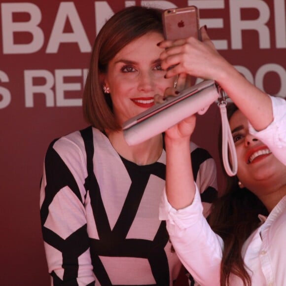 La reine Letizia d'Espagne tenait un stand de la Croix-Rouge espagnole sur la Carrera de San Jeronimo à Madrid le 2 octobre 2015 pour la Fiesta de la Banderita, la journée annuelle de solidarité en faveur de l'organisme.