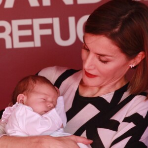 La reine Letizia d'Espagne tenait un stand de la Croix-Rouge espagnole sur la Carrera de San Jeronimo à Madrid le 2 octobre 2015 pour la Fiesta de la Banderita, la journée annuelle de solidarité en faveur de l'organisme.