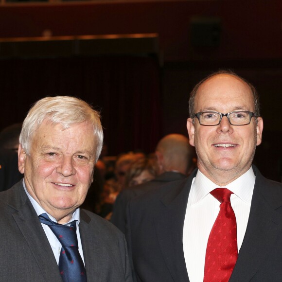 Exclusif - Le prince Albert II de Monaco et Jacques Perrin, un des réalisateurs du film "Les Saisons", projeté en avant-première mondiale, lors de la 8e cérémonie de remise des prix de la Fondation Prince Albert II au Grimaldi Forum de Monaco, le 2 octobre 2015.