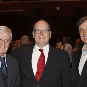 Exclusif - Le prince Albert II de Monaco entre Jacques Perrin et Jacques Cluzaud lors de la 8e cérémonie de remise des prix de la Fondation Prince Albert II au Grimaldi Forum de Monaco, le 2 octobre 2015.