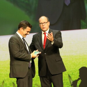 Exclusif - Le prince Albert II de Monaco remet le Prix de la biodiversité à Emmanuel de Merode, qui oeuvre pour la protection et la survie des gorilles de montagne dans la réserve du parc de Virunga au Congo, lors de la 8e cérémonie de remise des prix de la Fondation Prince Albert II au Grimaldi Forum de Monaco, le 2 octobre 2015.