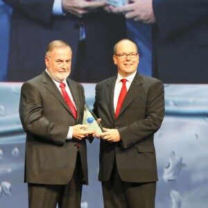 Exclusif - Le prince Albert II de Monaco remet le Prix de l'Eau à Loïc Fauchon, le président de la Société des Eaux de Marseille (Sem), lors de la 8e cérémonie de remise des prix de la Fondation Prince Albert II au Grimaldi Forum de Monaco, le 2 octobre 2015.