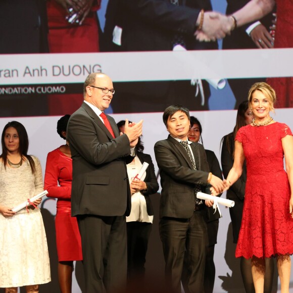 Exclusif - Le prince Albert II de Monaco, Elena Cuomo, et les jeunes chercheurs - La 8ème cérémonie de remise des prix de La Fondation Prince Albert II au Grimaldi Forum de Monaco, le 2 octobre 2015. La cérémonie sera suivie de l'avant-première mondiale du film "Les saisons". Une des missions de la Fondation Prince Albert II de Monaco étant de promouvoir et d'encourager des initiatives remarquables notamment par l'attribution de prix et de bourses, la cérémonie de remise des prix a aussi été l'occasion d'honorer des étudiants pour la qualité de leurs travaux dans le domaine du changement climatique. Dans le cadre d'un accord passé avec le Groupe d'experts intergouvernemental sur l'évolution du climat (GIEC), représenté par M. Bruce Stewart, la Fondation Prince Albert II et la Fondation Cuomo, représentée par Mme Elena Cuomo, ont remis une bourse d'études à dix jeunes chercheurs à Monaco. No web/No blog pour Belgique/Suisse Exclusive - For Germany Call For Price - The 8th Prince Albert II Foundation award ceremony held at Grimaldi Forum, Monaco, on October 2nd 2015.02/10/2015 - Monaco