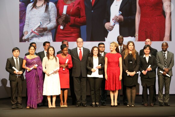 Exclusif - Le prince Albert II de Monaco, Elena Cuomo, les jeunes chercheurs et les deux lauréats lors de la 8e cérémonie de remise des prix de la Fondation Prince Albert II au Grimaldi Forum de Monaco, le 2 octobre 2015.