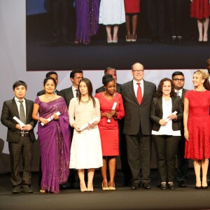 Exclusif - Le prince Albert II de Monaco, Elena Cuomo, les jeunes chercheurs et les deux lauréats lors de la 8e cérémonie de remise des prix de la Fondation Prince Albert II au Grimaldi Forum de Monaco, le 2 octobre 2015.