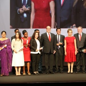 Exclusif - Le prince Albert II de Monaco, Elena Cuomo, les jeunes chercheurs et les deux lauréats lors de la 8e cérémonie de remise des prix de la Fondation Prince Albert II au Grimaldi Forum de Monaco, le 2 octobre 2015.