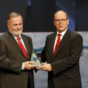 Exclusif - Le prince Albert II de Monaco remet le Prix de l'Eau à Loïc Fauchon, le président de la Société des Eaux de Marseille (Sem), au cours de la 8e cérémonie de remise des prix de la Fondation Prince Albert II de Monaco, au Grimaldi Forum le 2 octobre 2015.