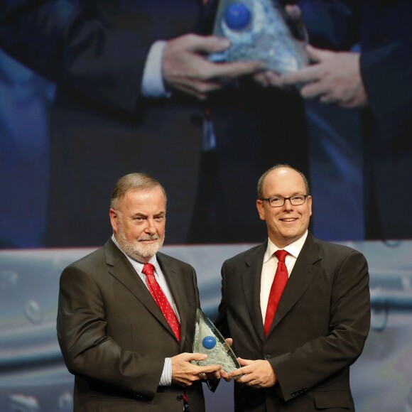 Exclusif - Le prince Albert II de Monaco remet le Prix de l'Eau à Loïc Fauchon, le président de la Société des Eaux de Marseille (Sem), au cours de la 8e cérémonie de remise des prix de la Fondation Prince Albert II de Monaco, au Grimaldi Forum le 2 octobre 2015.