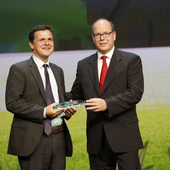 Exclusif - Le prince Albert II de Monaco remet le Prix de la Biodiversité à Emmanuel de Merode, qui oeuvre pour la protection et la survie des gorilles de montagne dans la réserve du parc de Virunga au Congo, au cours de la 8e cérémonie de remise des prix de la Fondation Prince Albert II de Monaco, au Grimaldi Forum le 2 octobre 2015.