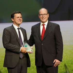 Exclusif - Le prince Albert II de Monaco remet le Prix de la Biodiversité à Emmanuel de Merode, qui oeuvre pour la protection et la survie des gorilles de montagne dans la réserve du parc de Virunga au Congo, au cours de la 8e cérémonie de remise des prix de la Fondation Prince Albert II de Monaco, au Grimaldi Forum le 2 octobre 2015.