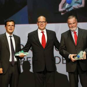 Exclusif - Le prince Albert II de Monaco entre Emmanuel de Merode (Prix de la Biodiversité), qui oeuvre pour la protection et la survie des gorilles de montagne dans la réserve du parc de Virunga au Congo, et Loïc Fauchon (Prix de l'Eau), le président de la Société des Eaux de Marseille (Sem), au cours de la 8e cérémonie de remise des prix de la Fondation Prince Albert II de Monaco, au Grimaldi Forum le 2 octobre 2015.