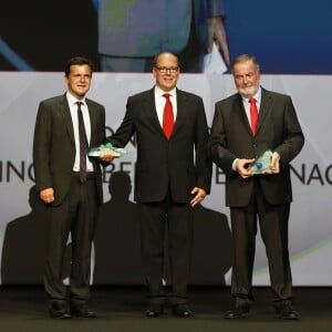 Exclusif - Le prince Albert II de Monaco entre Emmanuel de Merode (Prix de la Biodiversité), qui oeuvre pour la protection et la survie des gorilles de montagne dans la réserve du parc de Virunga au Congo, et Loïc Fauchon (Prix de l'Eau), le président de la Société des Eaux de Marseille (Sem), au cours de la 8e cérémonie de remise des prix de la Fondation Prince Albert II de Monaco, au Grimaldi Forum le 2 octobre 2015.