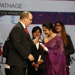 Exclusif - Le prince Albert II de Monaco et une des jeunes chercheuses au cours de la 8e cérémonie de remise des prix de la Fondation Prince Albert II de Monaco, au Grimaldi Forum le 2 octobre 2015.