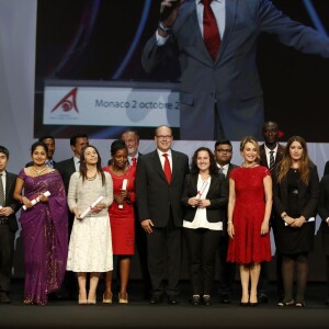 Exclusif - Le prince Albert II de Monaco, Elena Cuomo, et les jeunes chercheurs au cours de la 8e cérémonie de remise des prix de la Fondation Prince Albert II de Monaco, au Grimaldi Forum le 2 octobre 2015.