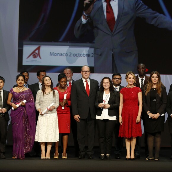 Exclusif - Le prince Albert II de Monaco, Elena Cuomo, et les jeunes chercheurs au cours de la 8e cérémonie de remise des prix de la Fondation Prince Albert II de Monaco, au Grimaldi Forum le 2 octobre 2015.