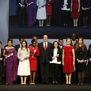 Exclusif - Le prince Albert II de Monaco, Elena Cuomo, et les jeunes chercheurs au cours de la 8e cérémonie de remise des prix de la Fondation Prince Albert II de Monaco, au Grimaldi Forum le 2 octobre 2015.