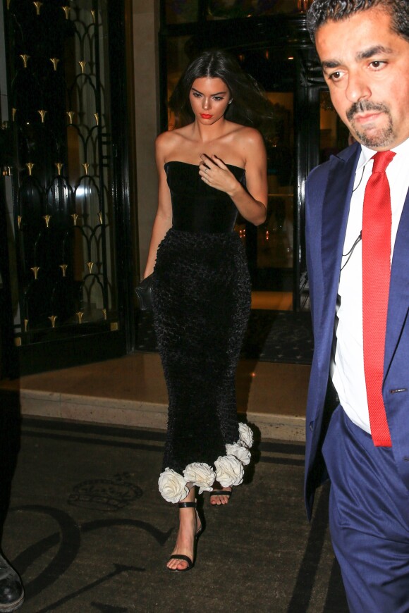 Kendall Jenner quitte l'hôtel George V pour se rendre avenue d'Iéna, où se déroule la soirée des 95 ans de Vogue Paris. Paris, le 3 octobre 2015.