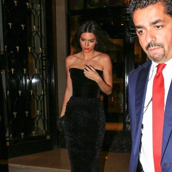 Kendall Jenner quitte l'hôtel George V pour se rendre avenue d'Iéna, où se déroule la soirée des 95 ans de Vogue Paris. Paris, le 3 octobre 2015.